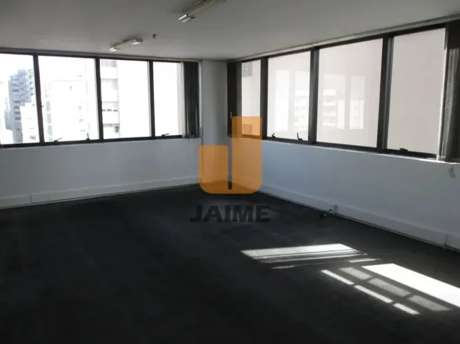 Conjunto comercial bem localizado em rua próxima ao metrô, com grande fluxo de pessoas.