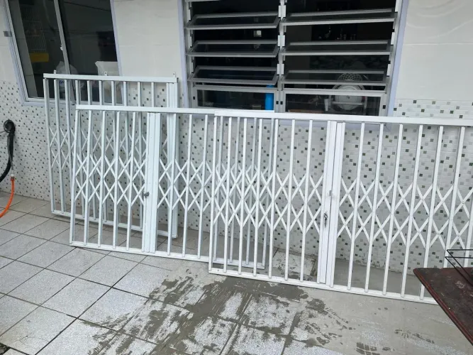 Grades pantográficas de segurança - usadas, em ótimo estado