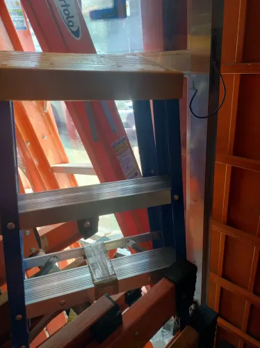 Banqueta de fibra com 2+1 degraus linha profissional pra 150 kg carga de trabalho