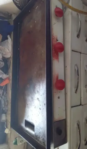 Vendo uma chapa de hambúrguer industrial em boas condições de uso