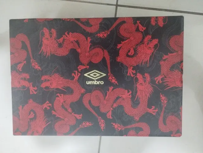 Chuteira Umbro pro challange dragon year, edição limitada