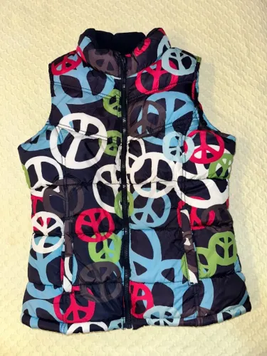 COLETE PUFFER ACOLCHOADO SÍMBOLOS DA PAZ - XXL/16 anos (Importado - Old Navy)
