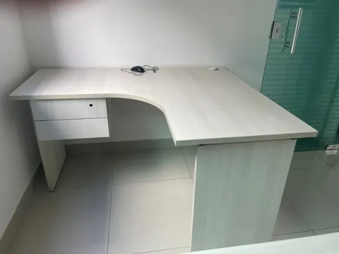 Móveis de escritório, mesas em perfeito estado.