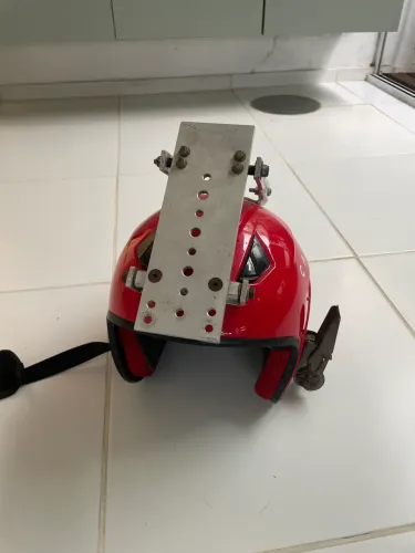 Capacete com suporte para filmadora