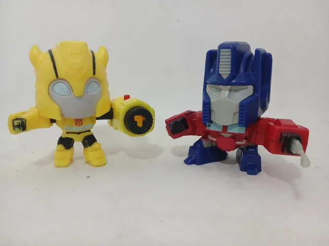 Miniaturas Colecionáveis Transformes Optimus Prime e Bumblebee