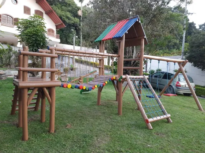 Playgrounds em madeira tratada.