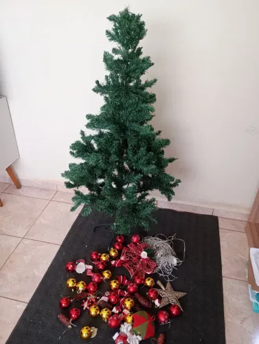 Árvore de Natal+ enfeites e pisca pisca (galhos não estão todos abertos)
