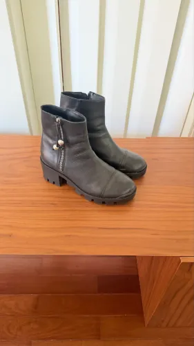 Bota preta Schutz solado tratorado 36