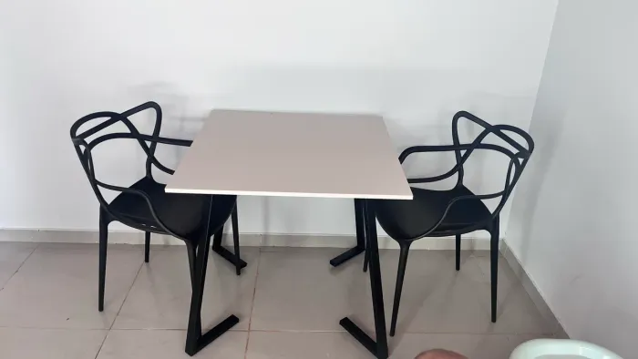 Mesa com 2 cadeiras 