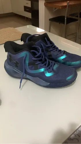 Tênis de basquete under armor tamanho 43 azul e roxo