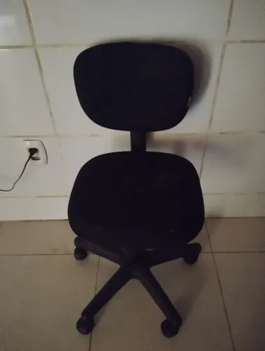 Vendo cadeira de rodinhas