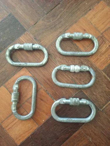 Vendo lote com 5 mosquetões ovais de aço.