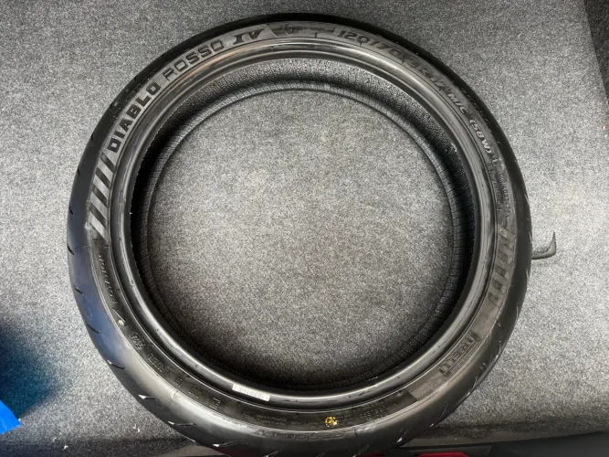 Pneu Pirelli Diablo Rosso IV - 120/70 ZR R17 - Dianteiro usado