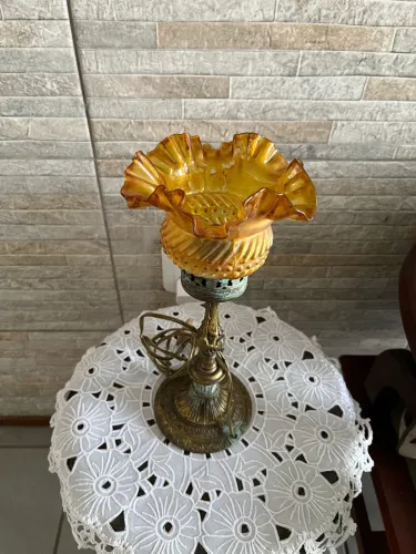 Luminária retrô de mesa.