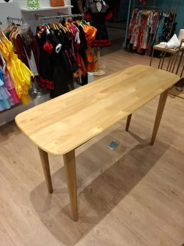 Mesa aparador em madeira maciça muito nova! 