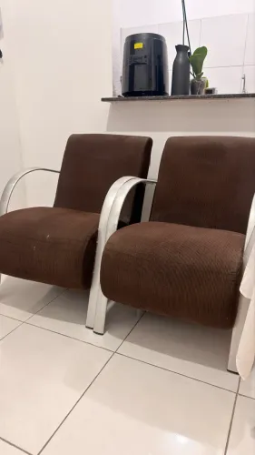 Par de poltronas marrom com braços cromados