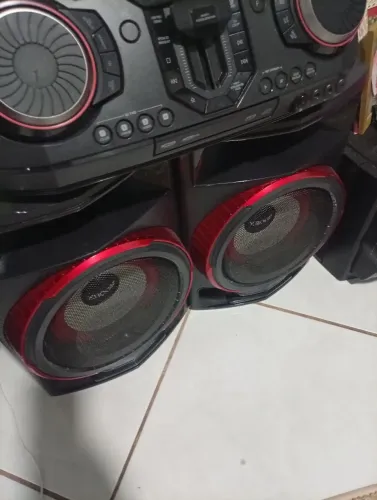 Aparelho de som da LG muito top toca muito essa xbom