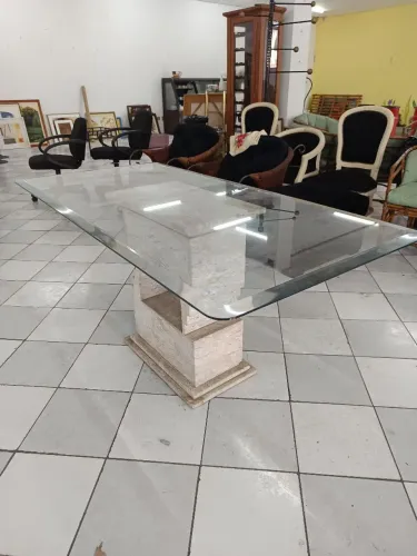 Mesa retangular com pé de mármore e vidro bisotado