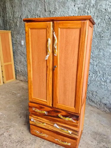 Guarda roupa de madeira 2 portas novo frete grátis.