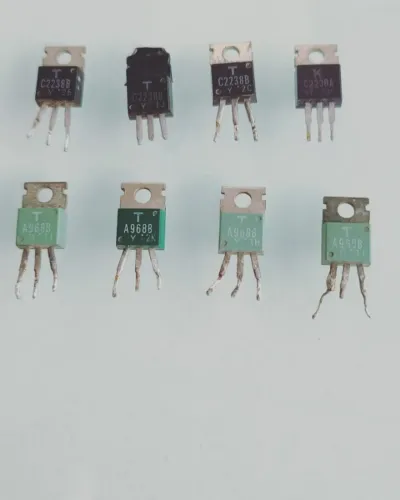 par de transistores C2238B + A968B, retirados de aparelhos