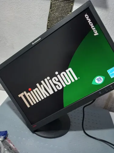Monitor Lenovo 22 polegadas entradas display port e vga giratório usado!!!