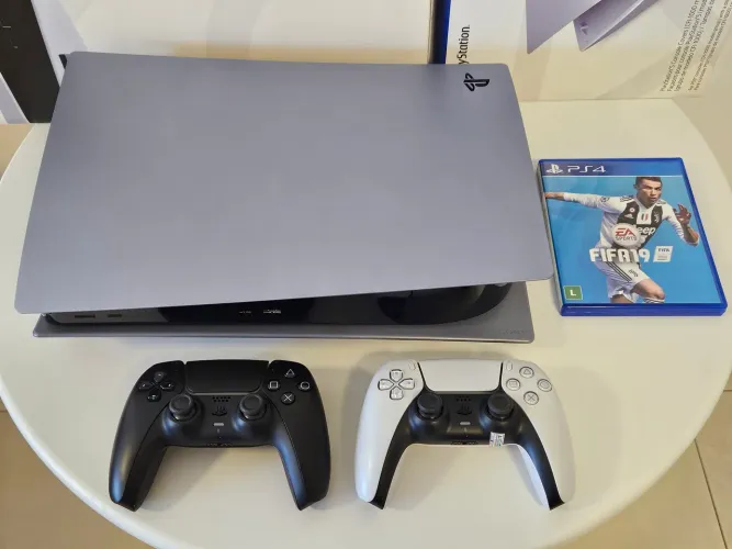 Playstation 5 FAT com leitor - 2 controles + NVMe 2TB + Tampa stearling silver 