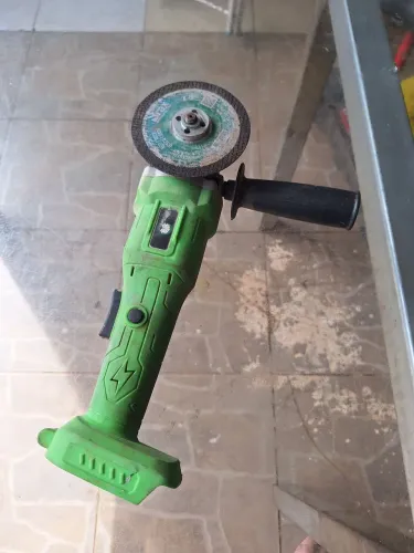 Esmerilhadeira A Bateria com uma bateria