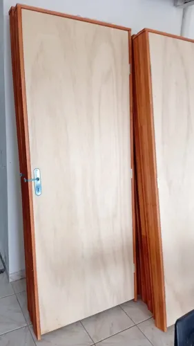 Porta de madeira completa 2,10 por 0,80