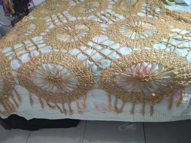 Colcha crochê cor ocre. Tamanho casal. Perfeita. Sua cama ficará exuberante.