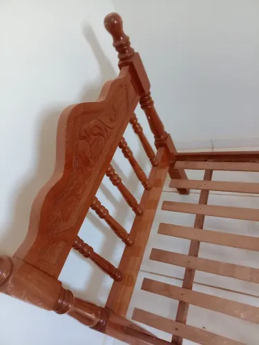 Cama de madeira maciça.