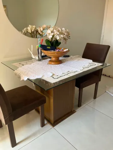 Vendo mesa com 2 cadeiras 350.00