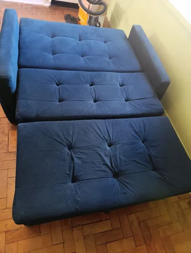 Sofá cama azul compacto