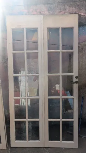 Porta de madeira com vidros