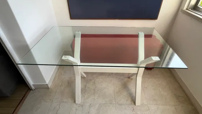Mesa de vidro com pés 