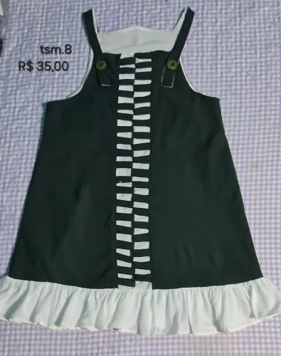 Roupas infantis,  peças  novas porém feitas a partir de tecidos de reaproveitamento 