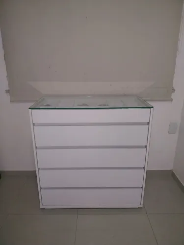 Cômoda com 5 gavetas e tampo de vidro