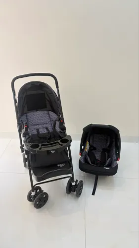 Carrinho de bebe com bebê conforto