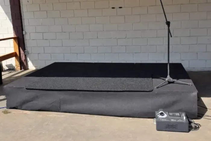Barato! Vendo Palco para igrejas, show ou eventos com carpete desmontável 3x2 metr