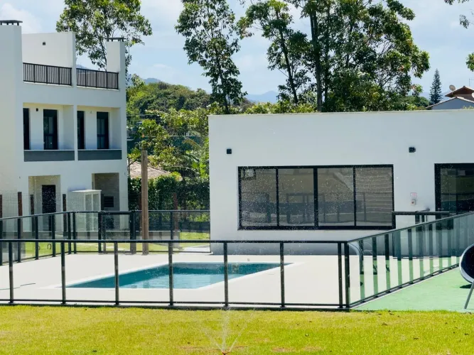 Locação Anual na Praia do Rosa - Casa em condomínio com completa infra estrutura