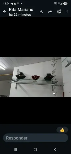 Arara com prateleira de vidro