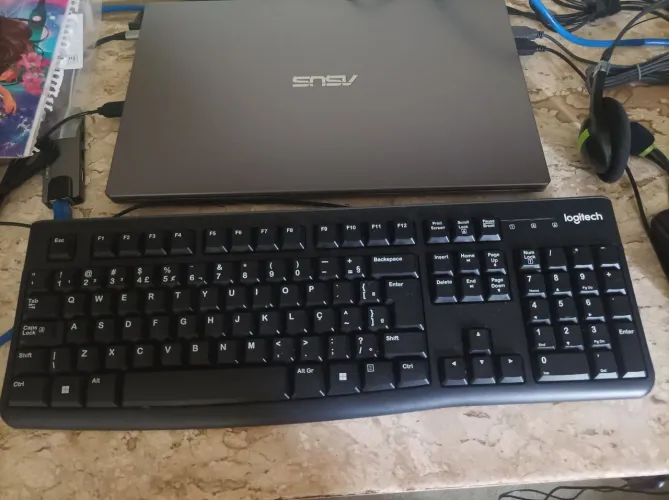 Vende-se notebook semi novo,em perfeito estado.