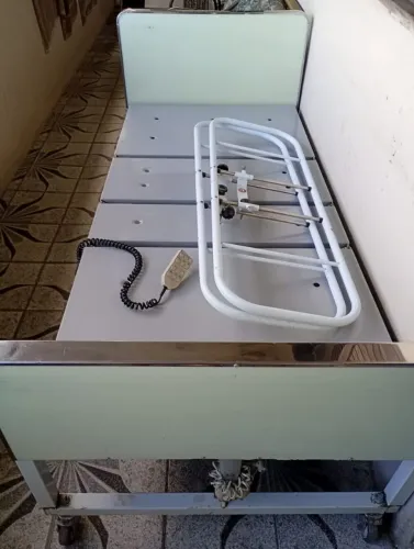 Cama hospitalar elétrica semi-nova. Voltagem 110v. Com controle remoto. 