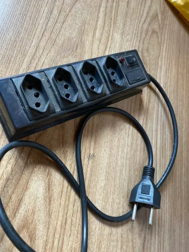 Vendo filtro de linha preto com 4 bocas de tomadas