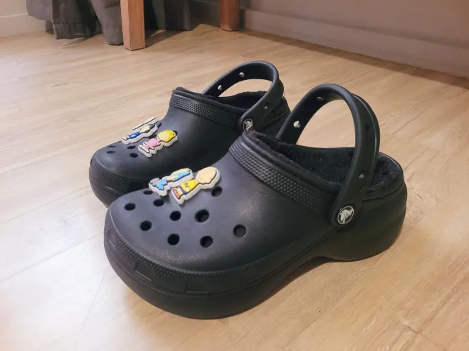 Crocs original plataforma forrado