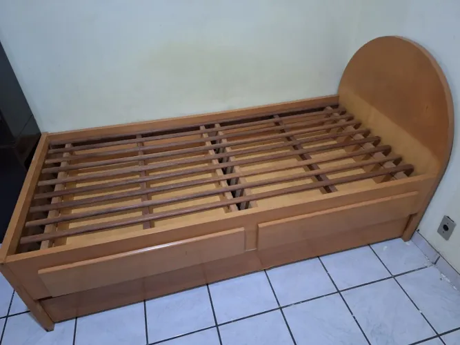 Cama de madeira solteiro com 2 gavetas e sapateira (enormes) embutidos