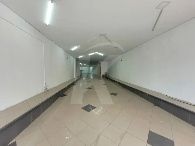 Prédio comercial - Térreo para locação no Imirim com 03 andares.