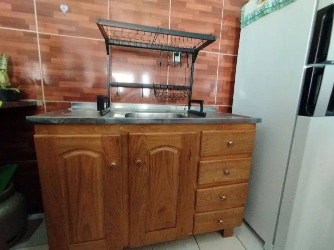 Balcão de madeira + pia em aço inox + escorredor suspenso