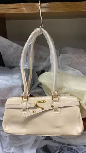 Bolsa Tiracolo Modelo Victória da Arezzo (Alças longas de ombro) Premium