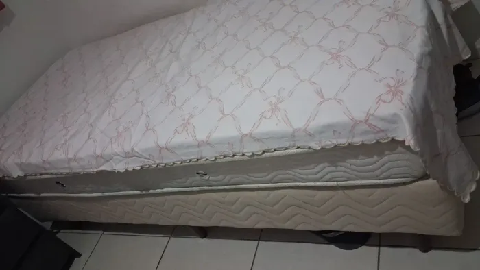 Cama casal e solteiro com colchões, mil reais