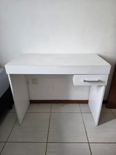 Escrivaninha Infantil Branca com Gaveta - Compacta e Funcional